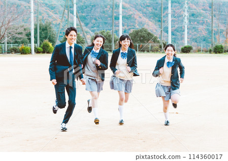 高中生在高中操場奔跑 高中生在高中操場奔跑 114360017