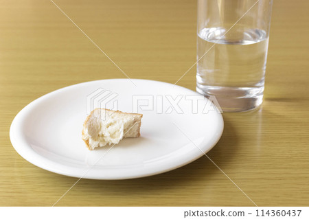 盤子裡放一點麵包和自來水。貧窮的形象 114360437