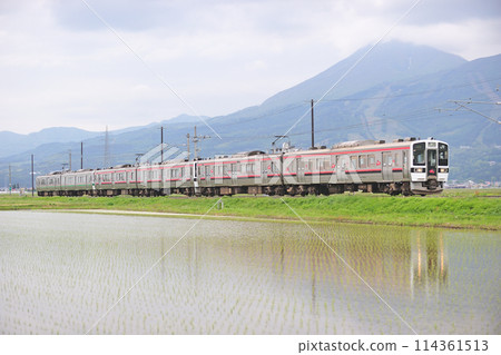 Ban'etsu West Line Inawashiro-Kawageta JR East 719 series H-12+H-11+H-17 formation (Sendai) Aizu Ban'etsu West Line Inawashiro-Kawageta JR East 719 series H-12+H-11+H-17 formation (Sendai) Aizu 114361513