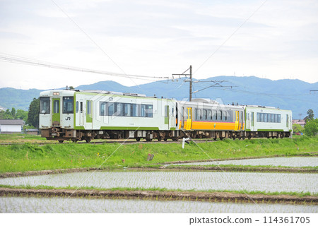 Ban'etsu West Line Aizuwakamatsu-Dojima JR East Kiha 110-206 + Kiha E120-3 + Kiha 110-22 (Niitsu) 114361705