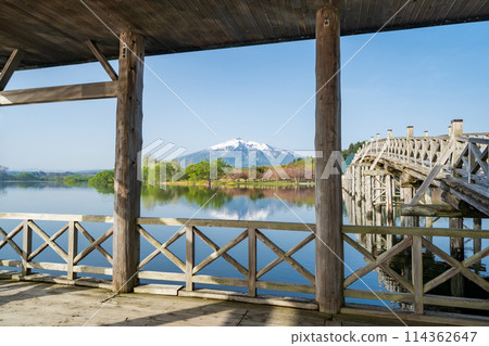 「青森縣」從鶴舞橋眺望岩木山 114362647