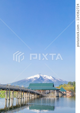 「青森郡」清澈的藍天和日本最長的木三重太鼓橋鶴舞橋 114362724