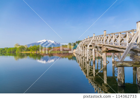 「青森郡」清澈的藍天和日本最長的木三重太鼓橋鶴舞橋 「青森郡」清澈的藍天和日本最長的木三重太鼓橋鶴舞橋 114362733