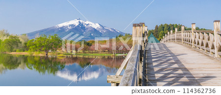 "Aomori Prefecture" Clear blue sky and Tsuru-no-mai Bridge, the longest wooden triple drum bridge in Japan 114362736