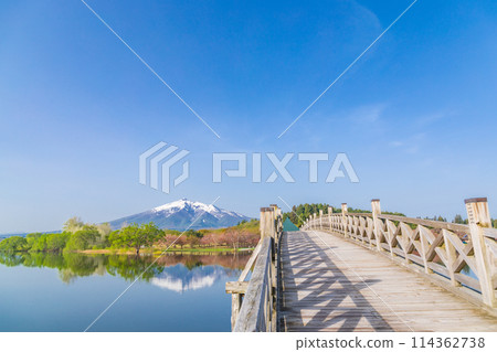 「青森郡」清澈的藍天和日本最長的木三重太鼓橋鶴舞橋 114362738