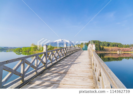 「青森郡」清澈的藍天和日本最長的木三重太鼓橋鶴舞橋 114362739