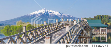 「青森郡」清澈的藍天和日本最長的木三重太鼓橋鶴舞橋 114362741