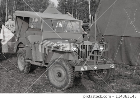 美國軍用吉普車在營地 美國軍用吉普車在營地 114363143
