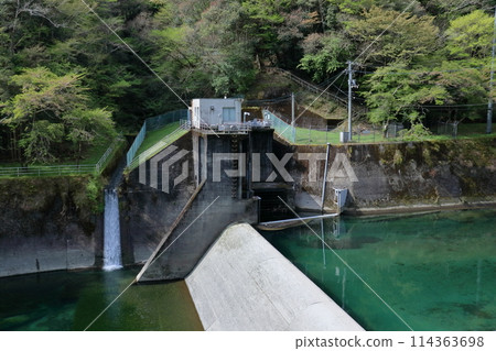 Scenery of the Setogawa River Intake Weir in early summer (Tosa Town, Kochi Prefecture) Scenery of the Setogawa River Intake Weir in early summer (Tosa Town, Kochi Prefecture) 114363698