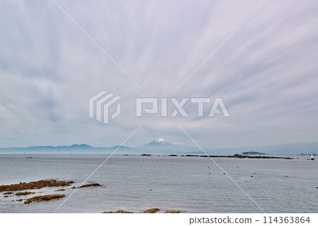 神奈川縣逗子市 多雲的天空 從真瀨海岸看到富士山、鳥居和燈塔的風景 114363864