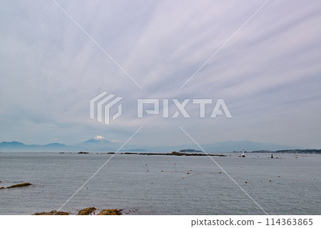 神奈川縣逗子市 多雲的天空 從真瀨海岸看到富士山、鳥居和燈塔的風景 114363865