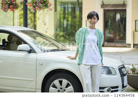 一名年輕女子開車 114364456
