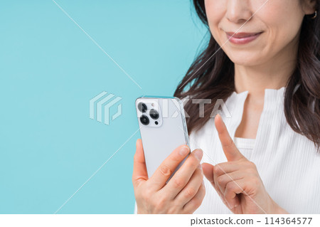 一位操作智慧型手機的中年婦女。 (部分) 一位操作智慧型手機的中年婦女。 (部分) 114364577