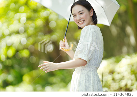 A young woman holding a parasol 114364923