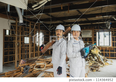 工人們在拆除施工現場工作 114364952