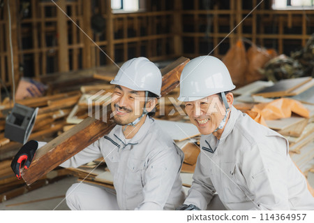 工人們在拆除施工現場工作 工人們在拆除施工現場工作 114364957