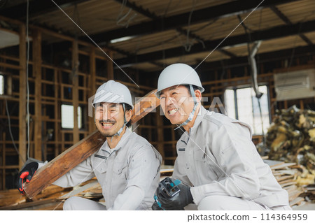 工人們在拆除施工現場工作 114364959