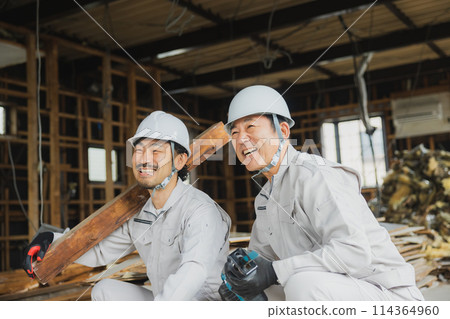 工人們在拆除施工現場工作 114364960