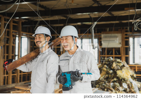 工人們在拆除施工現場工作 工人們在拆除施工現場工作 114364962