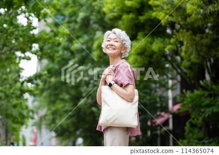 灰髮老婦帶著自己的購物袋 114365074