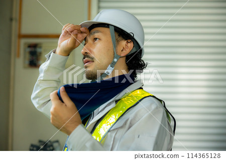 工人在建築工地工作 114365128