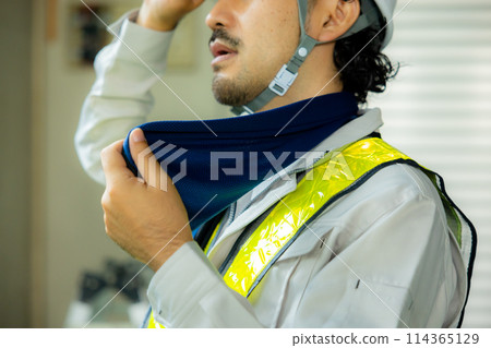 Workers working at a construction site 114365129