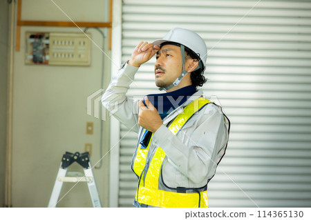 Workers working at a construction site 114365130