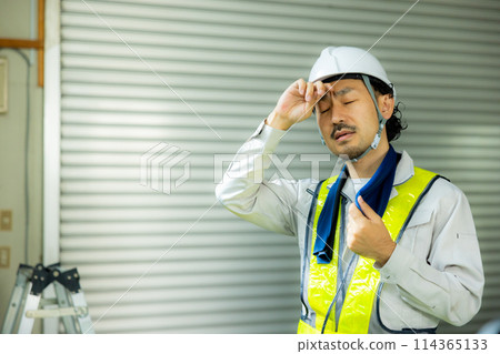 Workers working at a construction site 114365133