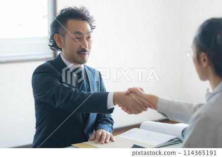 Men in suits and work clothes having a meeting 114365191