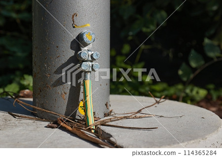 Ground wire on a street lamp Ground wire on a street lamp 114365284