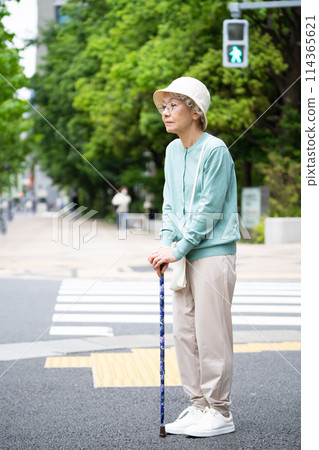 老婦人面無表情地站著 114365621