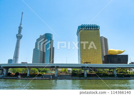 清澈的藍天和平靜流淌的隅田川的城市景觀| 日本東京 114366140