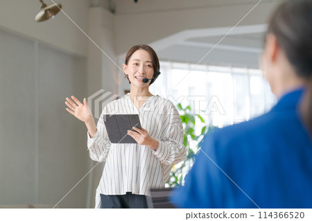 拿著麥克風並給予解釋的商務人員 114366520