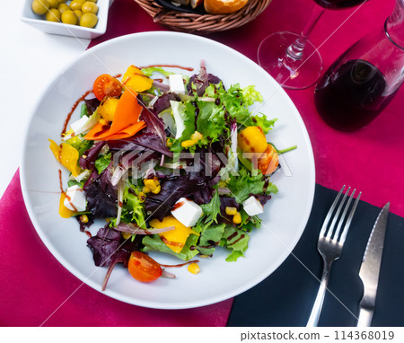 Salad of fresh lettuce with tomatoes, mango, soft cheese and balsamic Salad of fresh lettuce with tomatoes, mango, soft cheese and balsamic 114368019