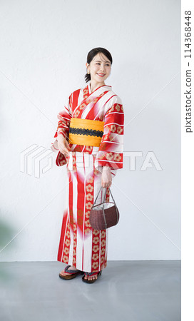 一個穿著紅色浴衣、白色背景的可愛女人的全身 114368448
