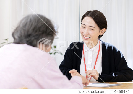 Care manager who conducts long-term care insurance certification survey Long-term care support specialist 114368485