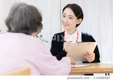 Care manager who conducts long-term care insurance certification survey Long-term care support specialist Care manager who conducts long-term care insurance certification survey Long-term care support specialist 114368487