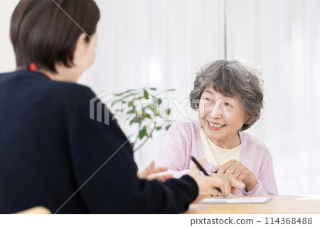 接受護理保險認證調查的高級女性 接受護理保險認證調查的高級女性 114368488