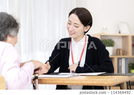 Care manager who conducts long-term care insurance certification survey Long-term care support specialist Care manager who conducts long-term care insurance certification survey Long-term care support specialist 114368492