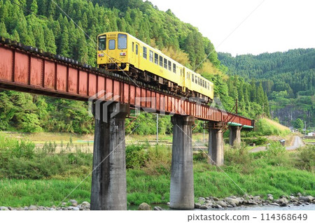 [JR Kyushu] Kiha 125 series (Kyudai Main Line: Bungo-Nakagawa to Amagase, Fourth Kusu River Bridge) 114368649