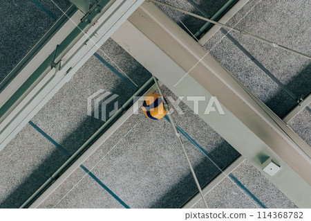 排球卡在體育館天花板裡 114368782