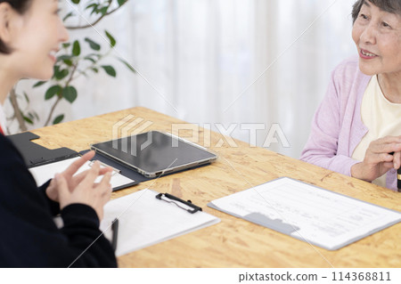 接受長期照護保險認證調查的高級女性身體部位零件被切割 接受長期照護保險認證調查的高級女性身體部位零件被切割 114368811