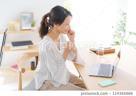 操作電腦的女人 114368866