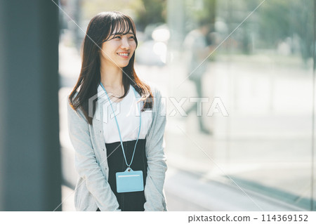 走在辦公室的女實業家 114369152