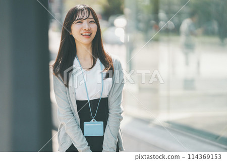 一個20多歲的女人,笑容可愛,走在城市裡 一個20多歲的女人,笑容可愛,走在城市裡 114369153