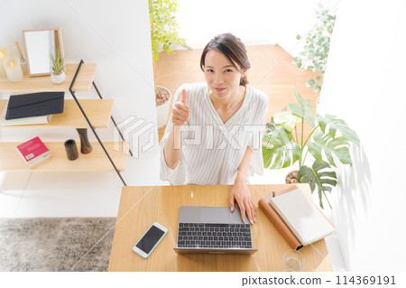 在家裡經營個人電腦的女性 在家裡經營個人電腦的女性 114369191