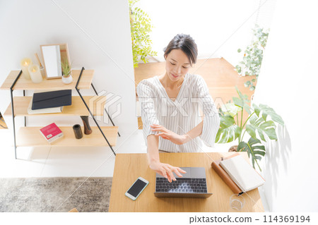 在家裡經營個人電腦的女性 在家裡經營個人電腦的女性 114369194