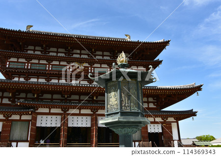 Yakushiji temple's main hall shines against the blue sky 114369343