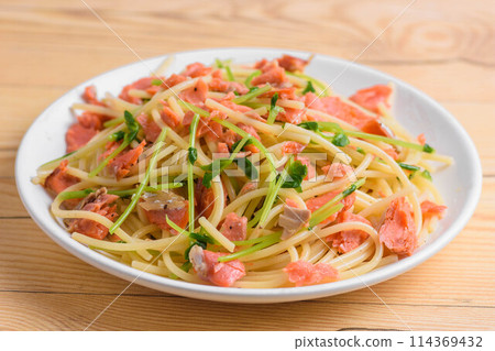 鮭魚義大利麵 114369432