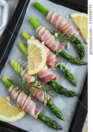 Asparagus with ham before baking 114369735